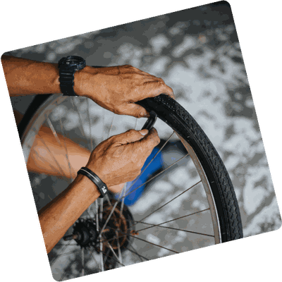 Gros plan sur le démontage d'un pneu de vélo